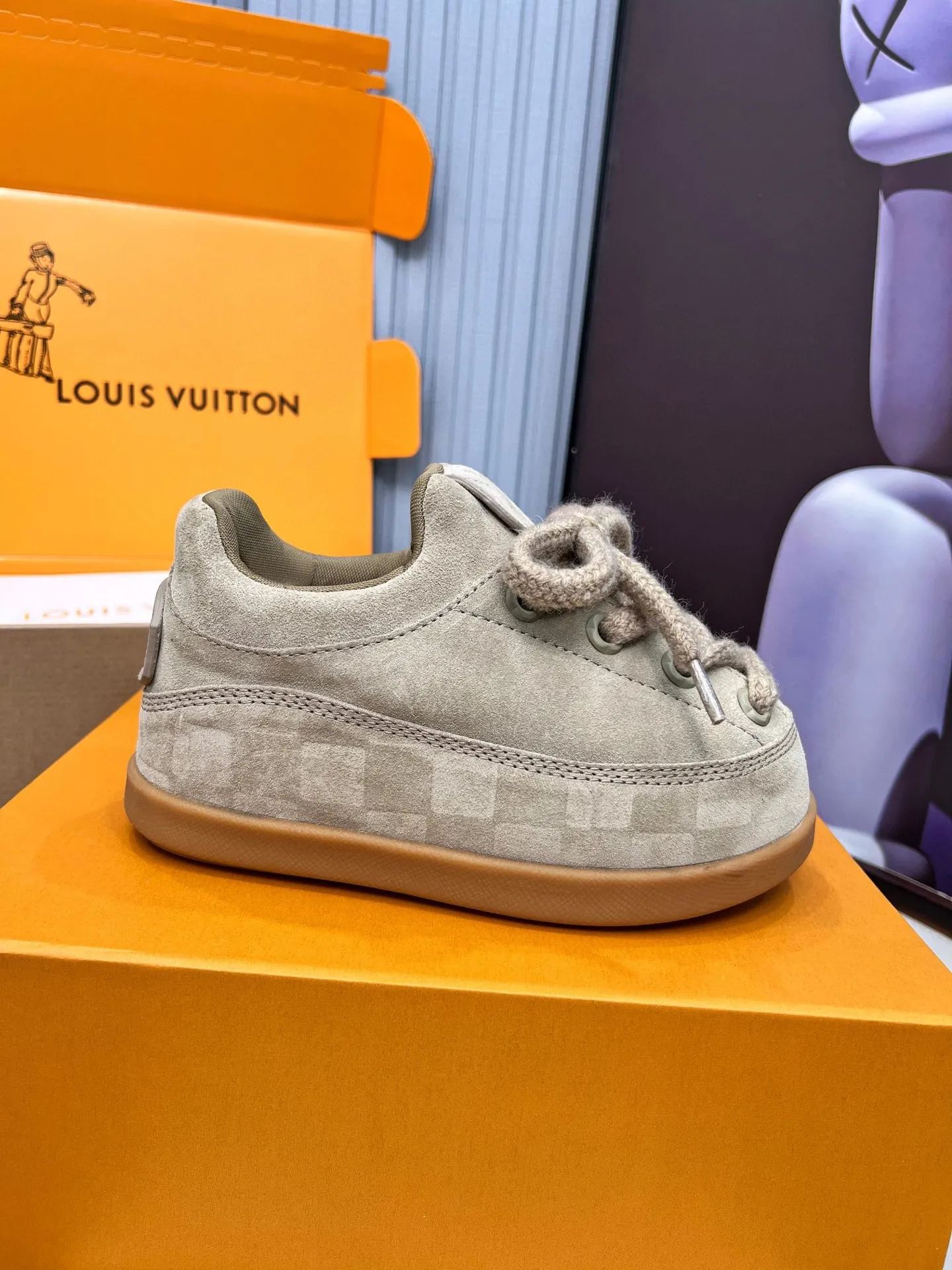 P660. Couple style 🔥 New model on the shelves 🔥 Louis Vuitton 25ss, LV co-branded nigo YETI Jigglypuff is ugly and cute, many Internet celebrities have put it on the show, a classic and versatile item. Fabric: imported cow suede. Lining: High-grade elastic mesh, original molded outsole. Size: women's clothing, 35-41 (customized for women's 41), men's clothing 39-46 (customized for 45-46)